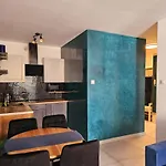Krysztal A10, Garaz Apartmán *